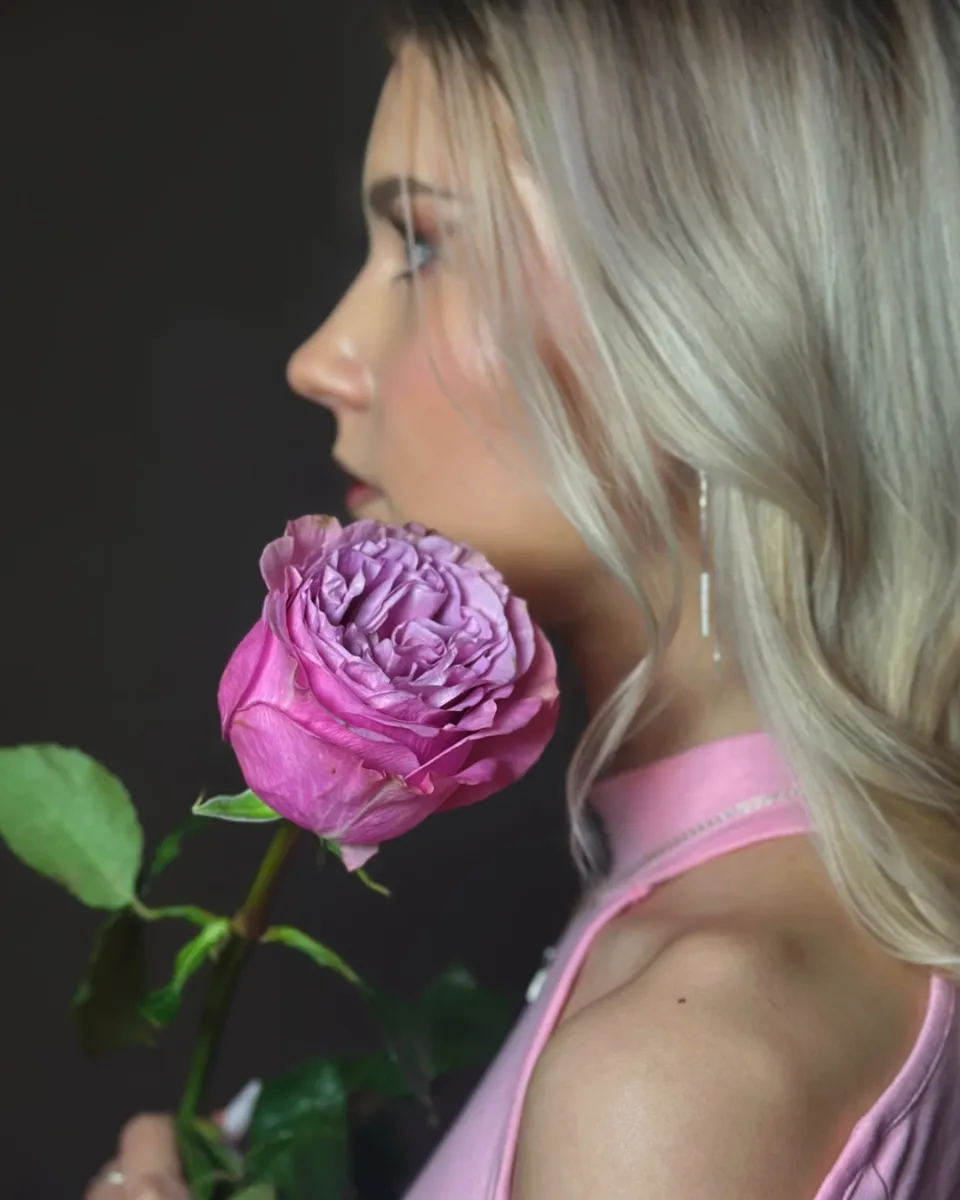 Розовая пионовидная роза Queens Crown